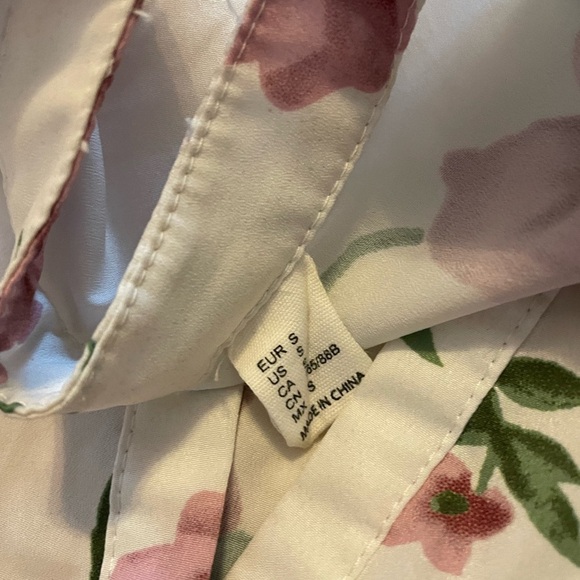 Floral Sleeveless Top with Lace Trim - Picture 5 of 8